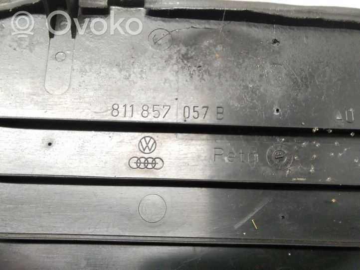 Audi 80 90 B2 Kojelaudan kehys 811857057B