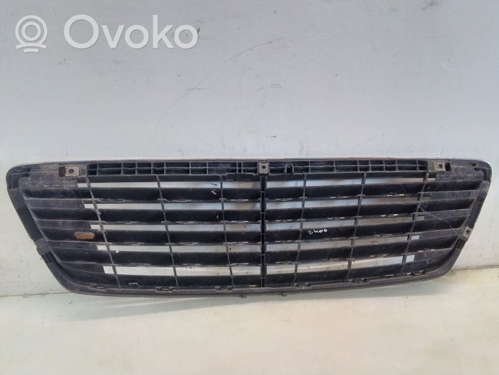 Mercedes-Benz S W220 Etupuskurin ylempi jäähdytinsäleikkö A2208800583