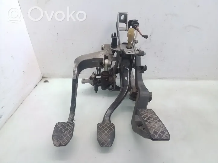 Volkswagen PASSAT B5 Pedal assembly 8D1721316D