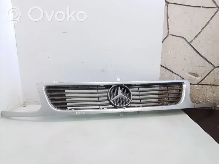 Mercedes-Benz Vito Viano W638 Etupuskurin ylempi jäähdytinsäleikkö 