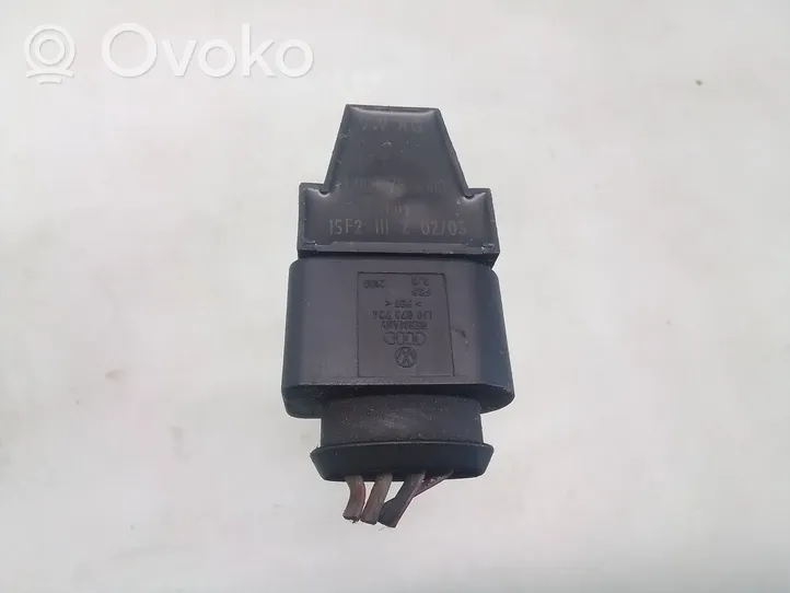 Volkswagen Golf IV High voltage ignition coil 136905715A