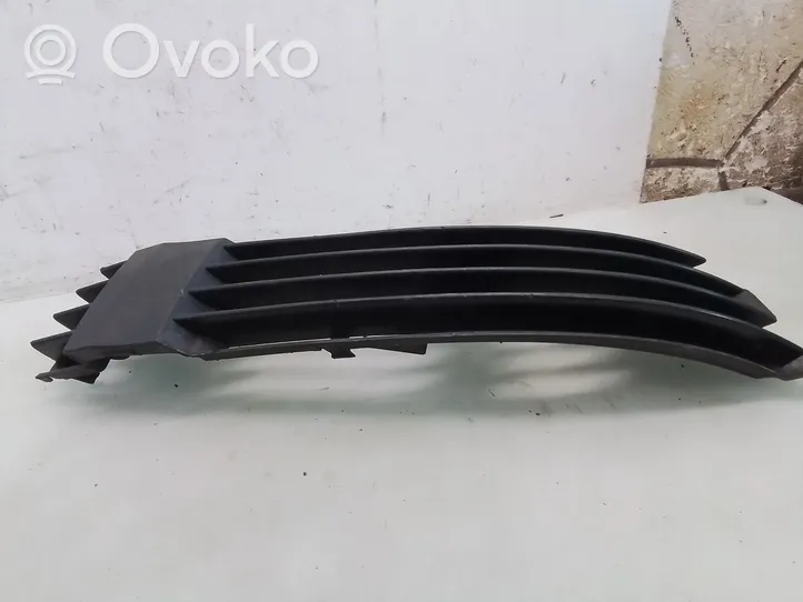 Volkswagen PASSAT B5 Front bumper lower grill 3B0853666H