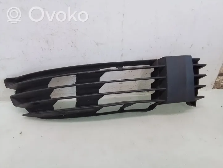 Volkswagen PASSAT B5 Front bumper lower grill 3B0853666H