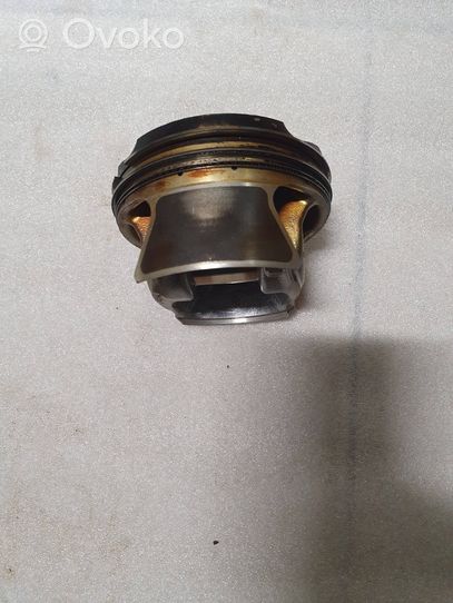 BMW 5 G30 G31 Piston 8637807