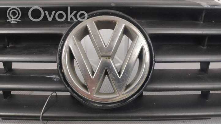 Volkswagen Polo II 86C 2F Grotelės viršutinės 867853653