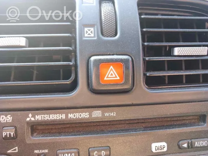 Mitsubishi Carisma Hätävilkkujen kytkin 