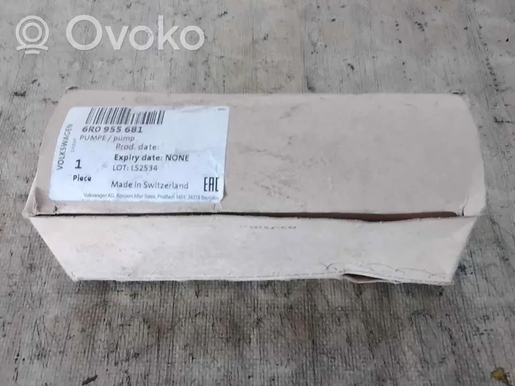 Volkswagen PASSAT Pompa spryskiwacza szyby przedniej / czołowej 6R0955681