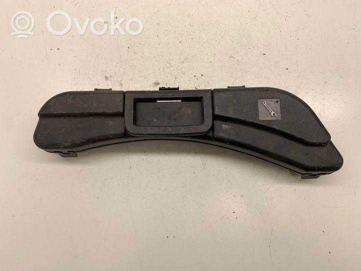 Audi A4 S4 B7 8E 8H Boîte à outils 8E0012111