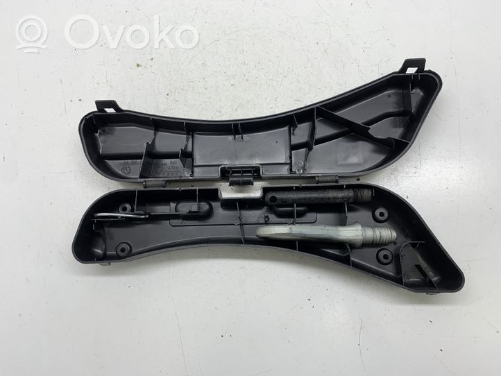 Audi A4 S4 B7 8E 8H Boîte à outils 8E0012111