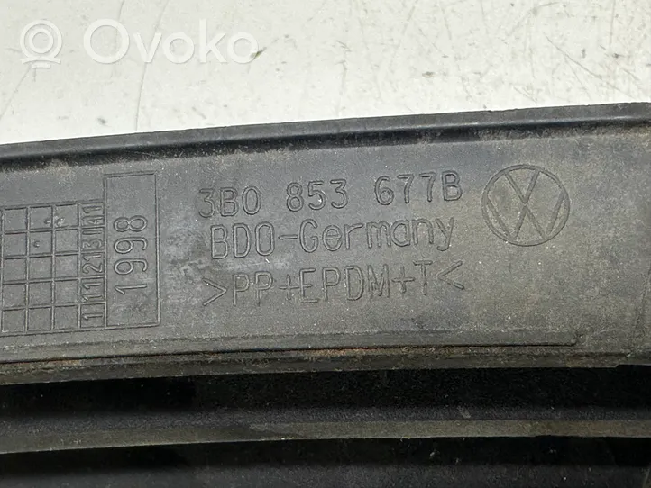 Volkswagen PASSAT B5 Etupuskurin alempi jäähdytinsäleikkö 3B0853677B