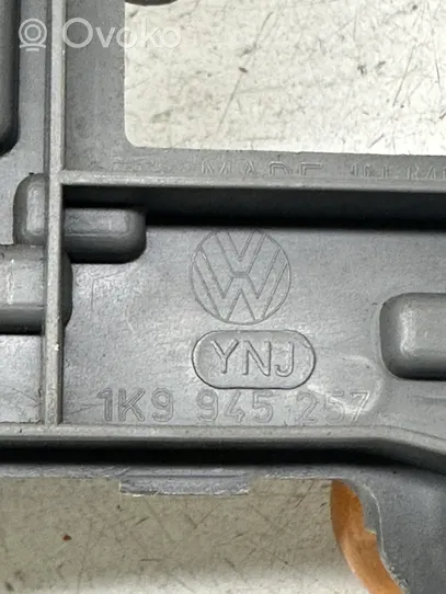 Volkswagen Golf V Takavalon polttimon suojan pidike 1K9945257