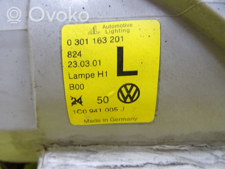 Volkswagen New Beetle Lampa przednia 0301163201