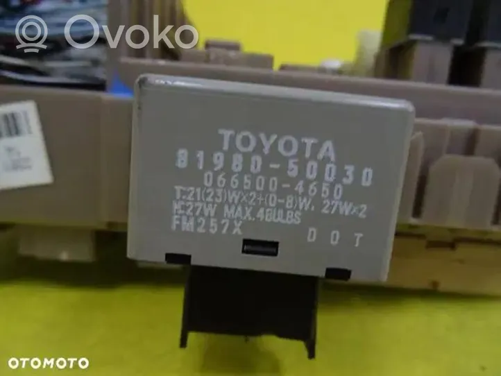 Toyota Corolla E120 E130 Skrzynka bezpieczników / Komplet 82641-13040