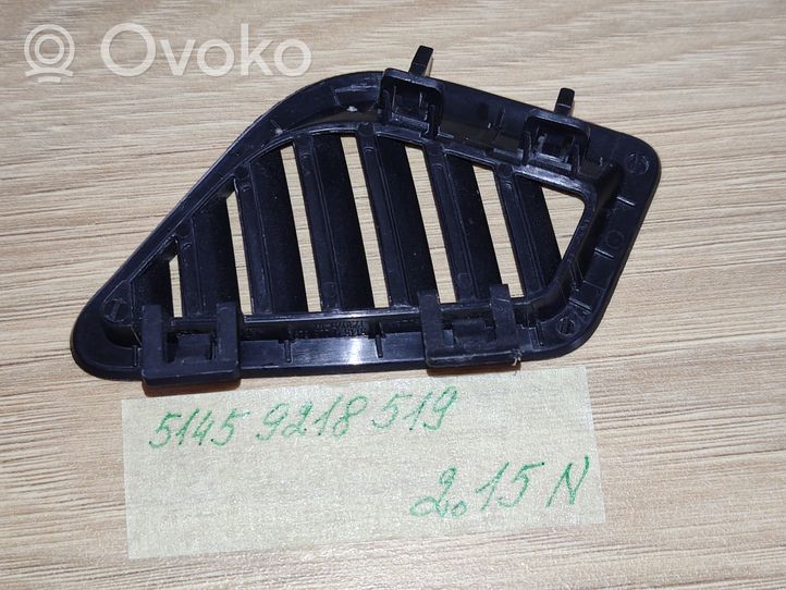 BMW 3 F30 F35 F31 Kojelaudan tuuletussuuttimen suojalista 9218519