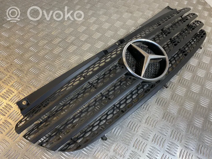 Mercedes-Benz Vito Viano W639 Maskownica / Grill / Atrapa górna chłodnicy A6398800185