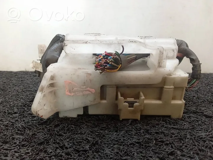 Toyota Prius (XW30) Sulakemoduuli 8273047451