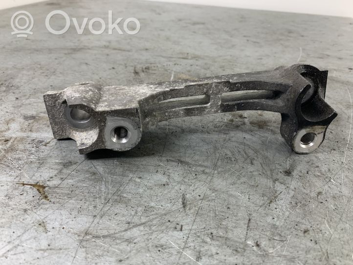 Toyota Avensis T270 Engine mounting bracket 