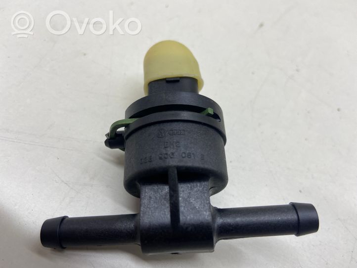 Volkswagen Touran I Sensor de temperatura del combustible 038906081B