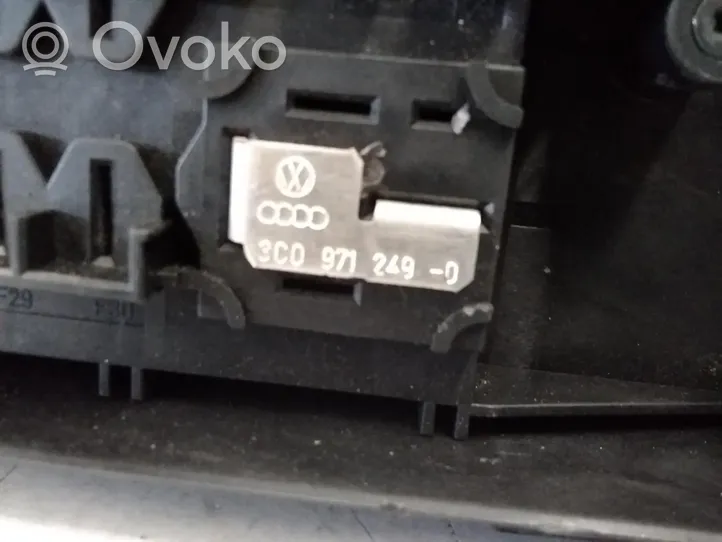 Volkswagen Golf V Ramka / Moduł bezpieczników 3C09712490