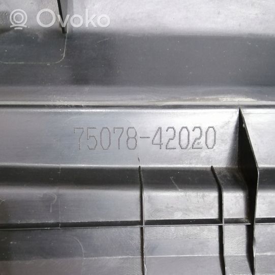 Toyota RAV 4 (XA40) Takaoven lista (muoto) 7507842020