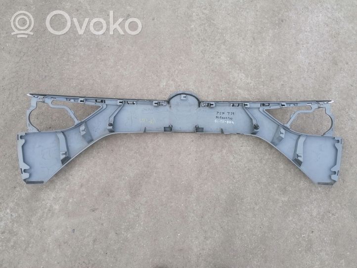 Toyota Avensis T270 Trunk/boot trim cover 7681105140