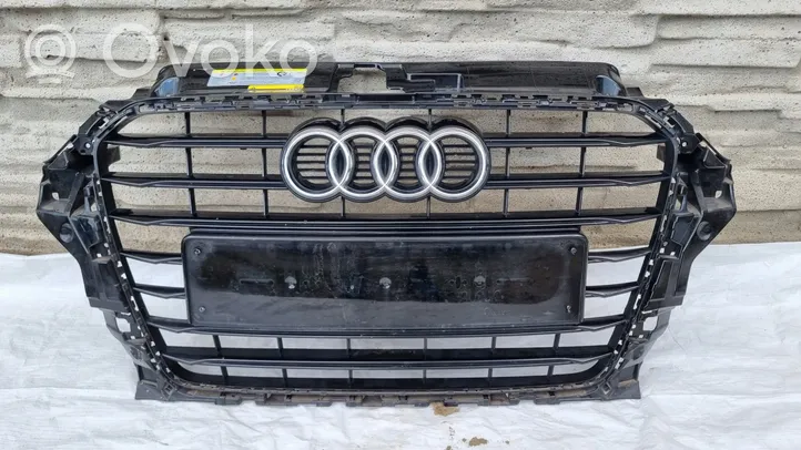 Audi A3 S3 8V Etupuskurin ylempi jäähdytinsäleikkö 8V5853651