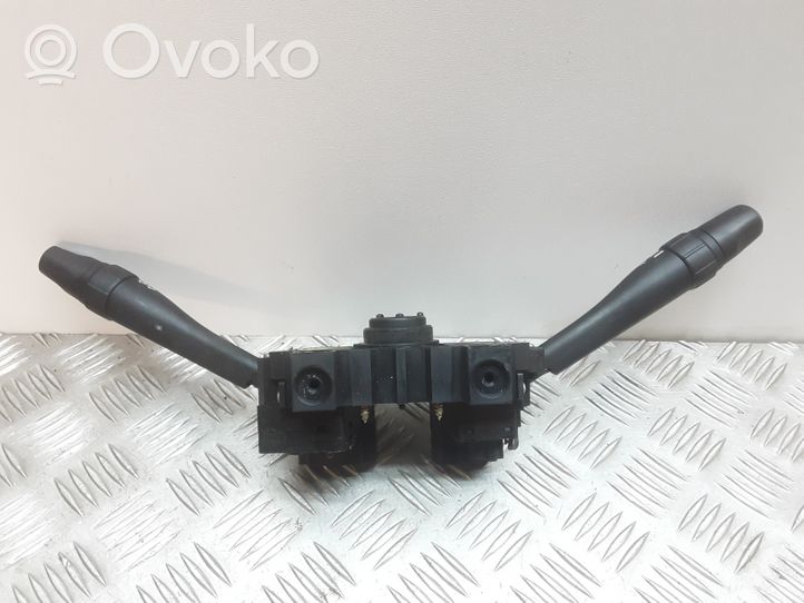 Nissan X-Trail T30 Leva/interruttore dell’indicatore di direzione e tergicristallo 54354608