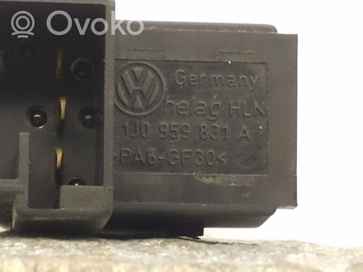 Volkswagen PASSAT B5.5 Degalų bako atidarymo jungtukas 1J0959831A