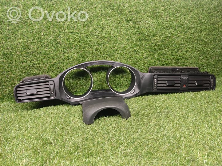 Volkswagen Jetta VI Dysze / Kratki środkowego nawiewu deski rozdzielczej 5C6858560