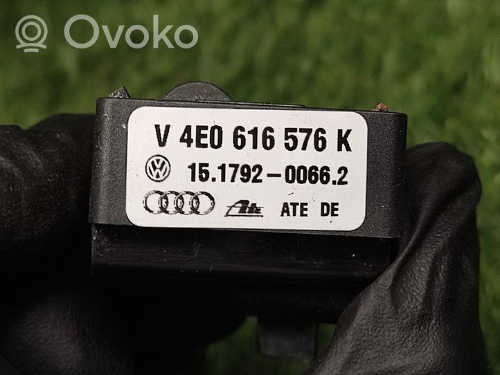 Audi A8 S8 D3 4E Czujnik poziomu zawieszenia pneumatycznego osi przedniej 4E0616576K