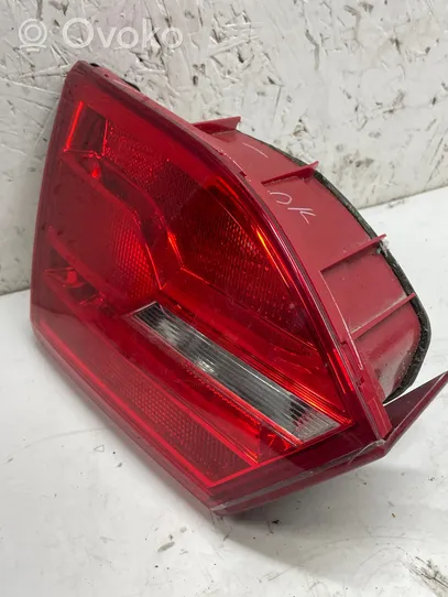 Volkswagen Jetta VI Tailgate rear/tail lights 5C6945093