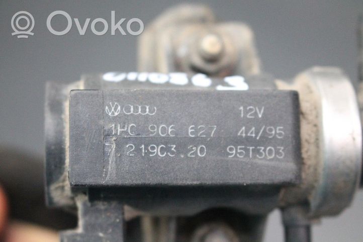 Volkswagen PASSAT B4 Другая деталь отсека двигателя 1H0906627