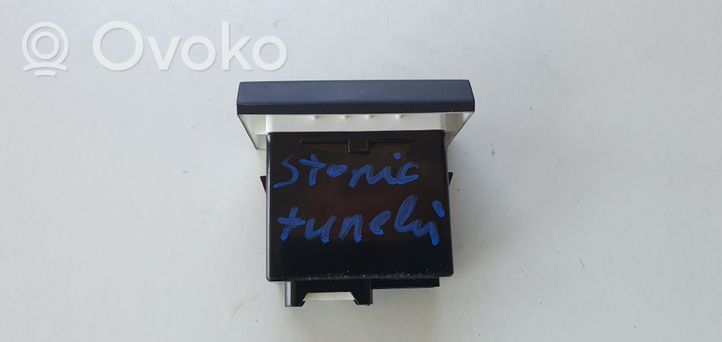 KIA Stonic USB-pistokeliitin 