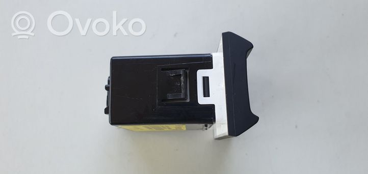 KIA Stonic USB-pistokeliitin 