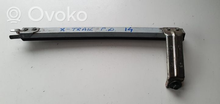 Nissan X-Trail T32 Front door windshield rail 