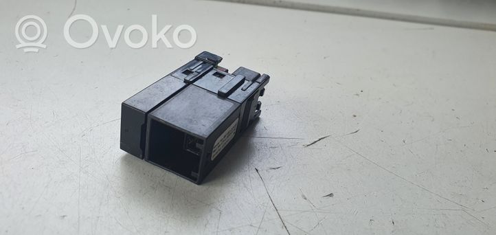 Toyota Verso USB-pistokeliitin 