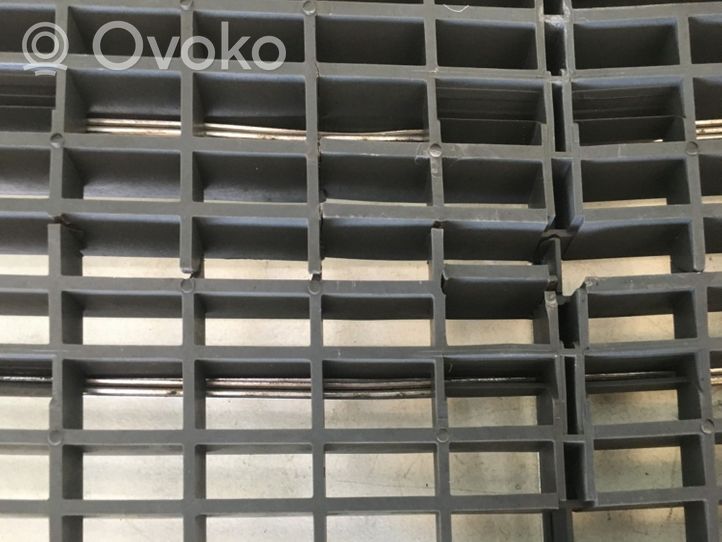 Mercedes-Benz E W210 Grille de calandre avant 2108880023