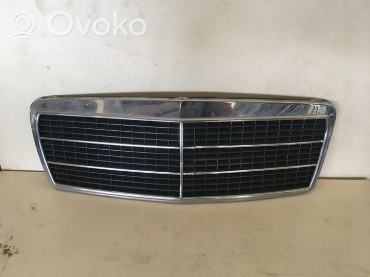 Mercedes-Benz E W210 Grille de calandre avant 2108880023