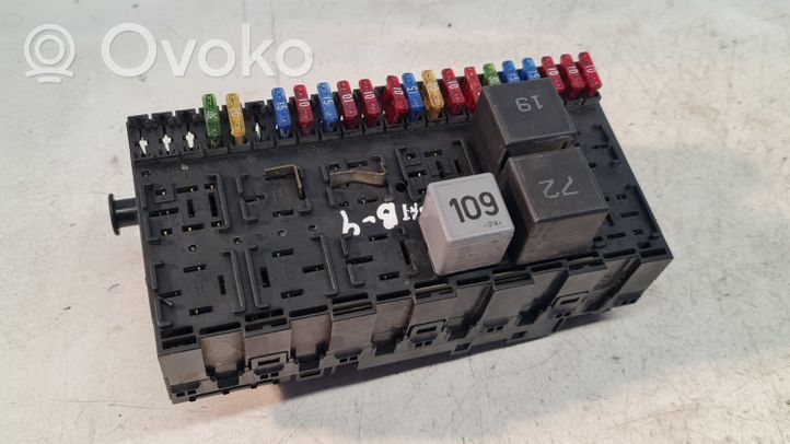 Volkswagen PASSAT B4 Module de fusibles 357937039