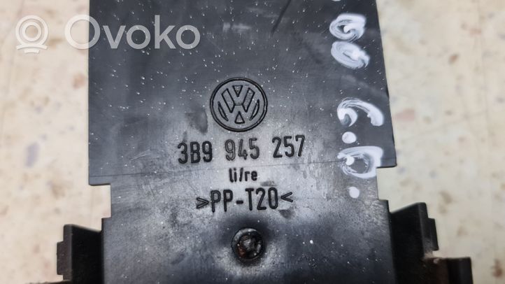 Volkswagen PASSAT B5 Деталь заднего фонаря 3B9945257