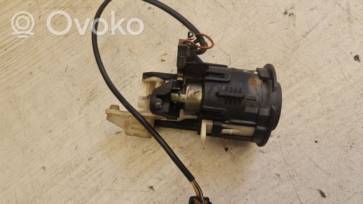 Mitsubishi Carisma Takaluukun ulkopuolinen lukko PA66F30