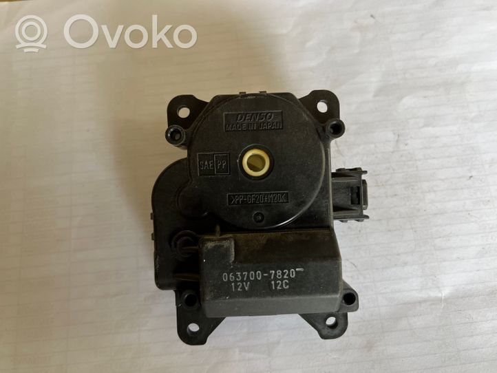 Toyota Avensis T220 Moteur / actionneur de volet de climatisation 0637007820