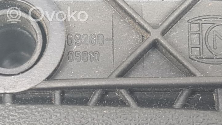 Toyota Avensis T220 Takaoven ikkunan kampi 6926005010