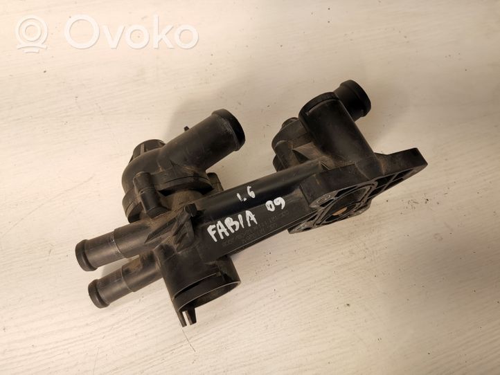 Skoda Fabia Mk2 (5J) Termostat / Obudowa termostatu 03C121026M