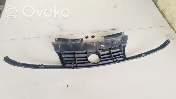 Volkswagen Sharan Etupuskurin ylempi jäähdytinsäleikkö 7M0853651DC