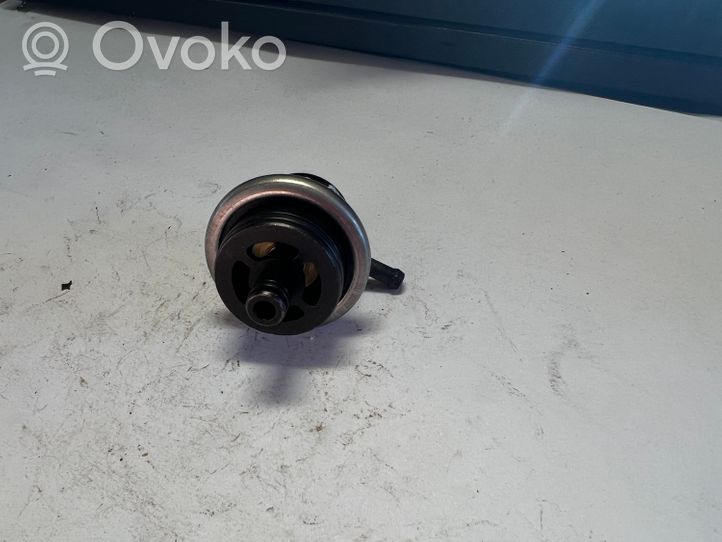 Opel Vectra B Regolatore di pressione del carburante 90411542