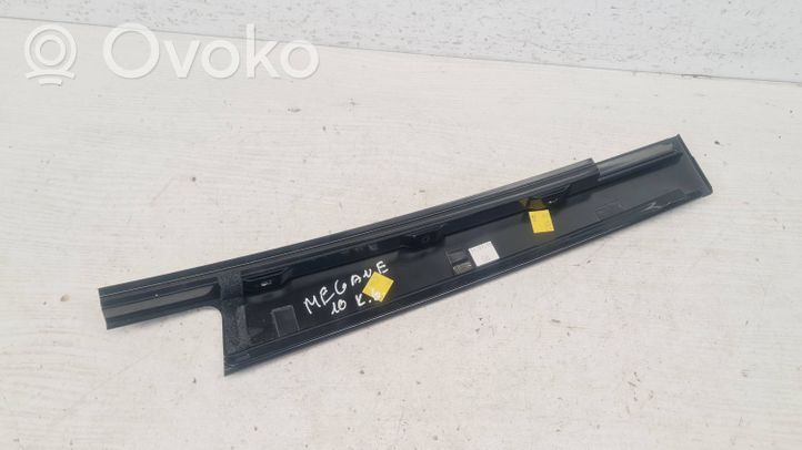 Renault Megane III Rivestimento modanatura del vetro della portiera posteriore 822820013R