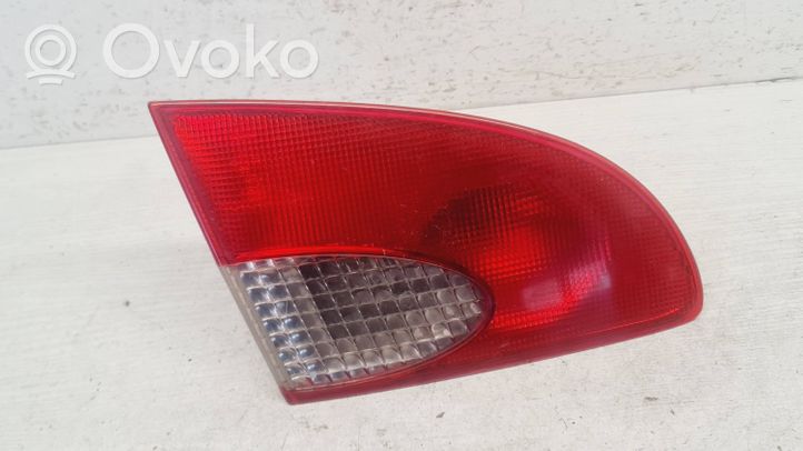 Toyota Avensis T220 Lampy tylnej klapy bagażnika 23300102