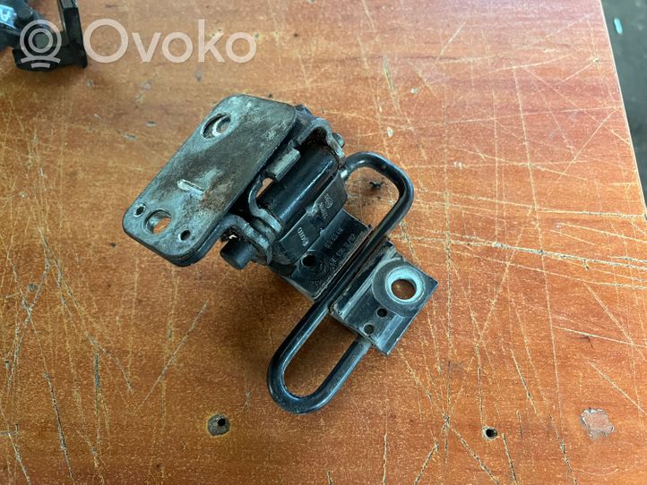 Audi A3 S3 A3 Sportback 8P Front door lower hinge 8E0831411E