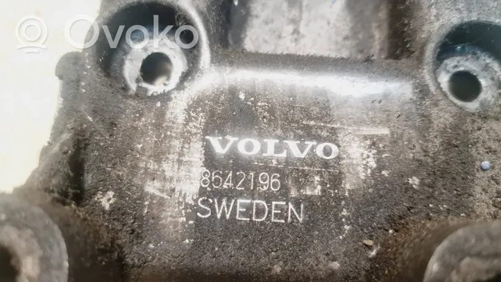 Volvo V70 Oro kondicionieriaus kompresoriaus kronšteinas 8642196